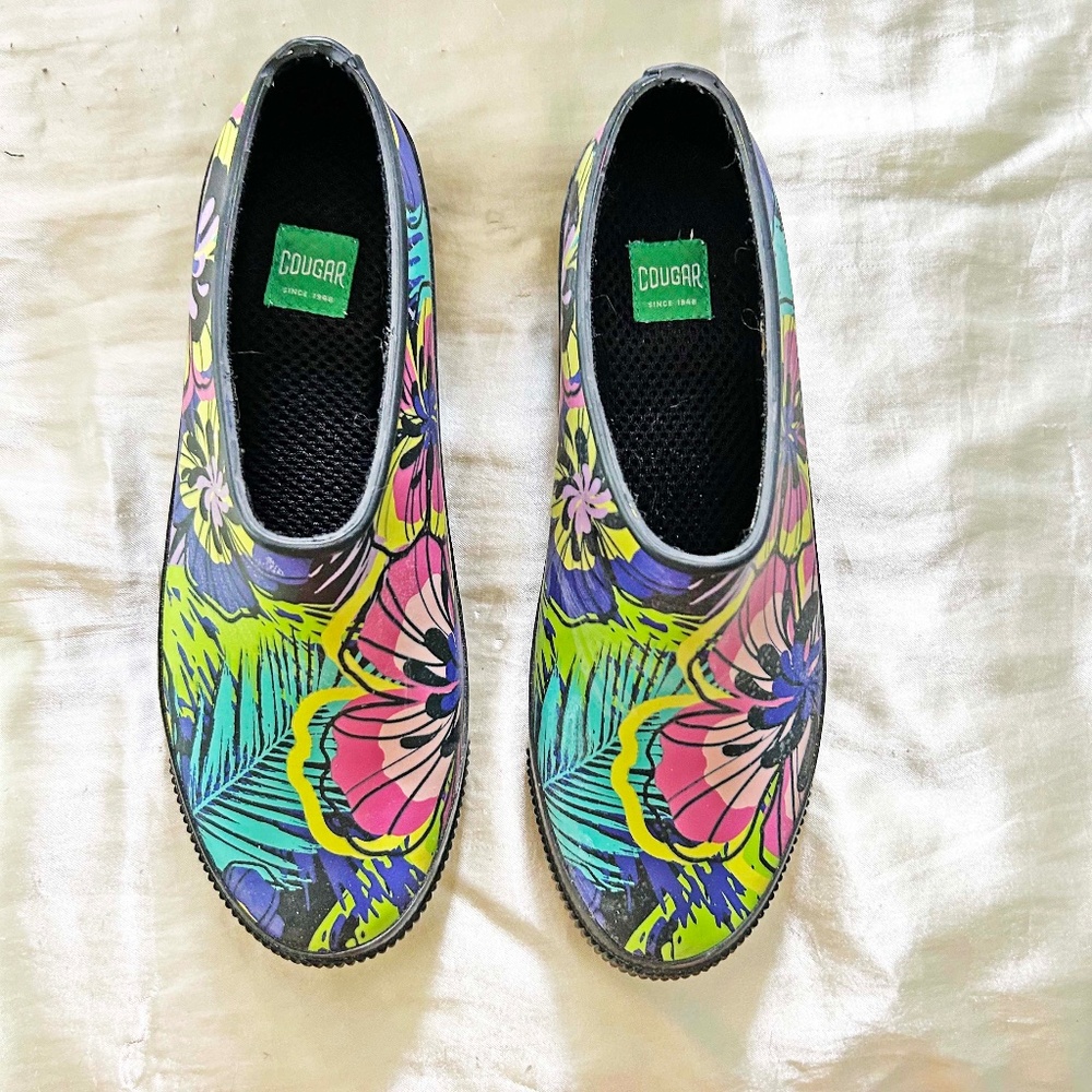 RAIN SHOES, WATERPROOF, LADIES 8, FLORAL PATTERN IN PINKS, YELLOWS, BLUES, RUBBE
